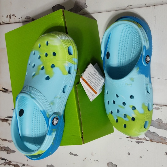 Blue multicolor Crocs size 5M 7W tie-dye Nwt - Picture 3 of 4
